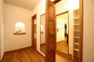 キッチンと玄関をつなぐ土間収納。お買い物の荷物をさっとキッチンに運べる便利な動線です。