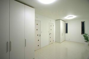 可動間仕切り収納でお部屋を自在に変えられる子供室。お好みのスペースを確保し、有効に活用できます。