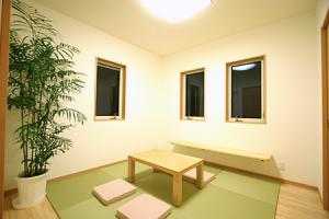 置き畳を利用して和室にも洋室にも変身する便利なお部屋。簡単に変えられるので、使い方の幅も楽しみも広がります。