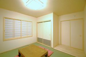 い草の香りと白木の風合いが心安らぐ和室。現代風の襖デザインも和の空間に溶け込んでいます。