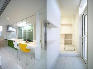 キッチンと一体になった手づくりのダインニングテーブル。キッチンまわりには土間収納を兼ねたパントリー、作業しやすいワーキングスペースを設けました。