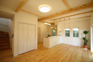 リズムよく梁を現したＬＤＫ。自然素材の塗壁は一つ一つ違うコテ模様が豊かな表情を生みます。