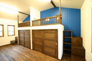 ２Ｆは和の雰囲気。造り付けの収納棚をのぼってあがるロフト付き子供室。ロフトは自分だけの“秘密基地”