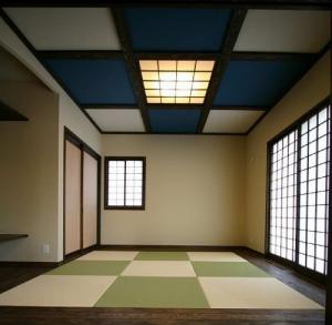 青と黄緑のコントラストが印象的な和室。格子を効果的に使用し、遊び心ある意匠的な和の空間を演出してくれます。