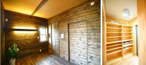 便利なパントリーの奥には、大人の雰囲気に仕上げた主寝室。