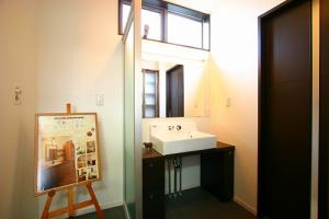 脱衣室にはスタイリッシュな造作洗面台と造作棚が使いやすさをＵＰさせます。