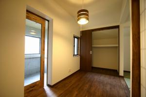 奥様お気に入りの開放的な書斎の奥には「大切な家族」ネコちゃん、ワンちゃんのそれぞれのスペースを設けました。書斎から目が届き、いつも身近に感じられます。