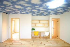 クロス使いがポイントの楽しい子供室。　
造付けのカウンターで兄弟仲良くお勉強。お部屋を自在に間仕切れるムーブクロークは、使い勝手のいい収納です。