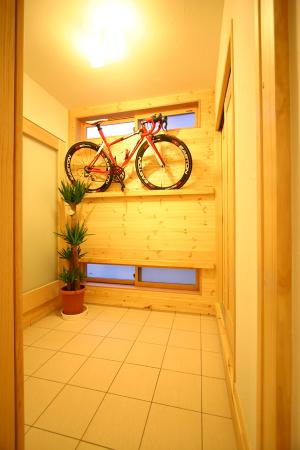 玄関からまっすぐ入ると、趣味の『自転車部屋』。大事な自転車をディスプレイ・メンテナンス出来る、とっておきのこだわり空間。