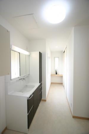 豊富な収納を確保した洗面室。
奥にはカウンターを造り付け、嬉しい家事スペースが出来上がり。