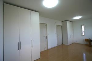 ムーブクロークは、お子様の成長に合わせて、お部屋を自在に仕切る事が出来る優れもの。
広々ワンルームが、完全に２室に仕切れたりと、ライフステージに合わせて多彩に演出できます。