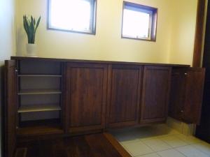 こだわりの造作玄関収納。
いつも玄関をすっきり見せる、驚きの収納力。
気持ち良くお客様をお迎えします。