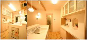 キッチンは家族のつながりがいつも感じられる対面式。食器棚は造作、作業台はタイル貼りで清潔感と可愛らしさアップ。