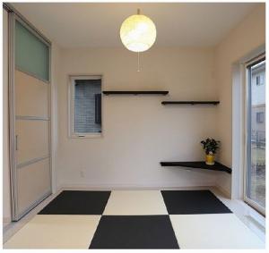 リビングの一角には、ゴロンと寝転ぶ畳スペース。
スクリーンパーティションで仕切れば、独立した空間として使えます。
白×黒の畳で、よりモダンな空間に。