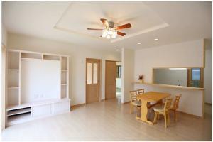 擦り傷・へこみ傷に強く、
ワックス掛けのいらない
お手入れ簡単の高性能フロアを採用したLDK。
意匠性のある、折り上げ天井仕上げ。
ナチュラルカラーでコーディネートした、やわらかい色合いの室内。