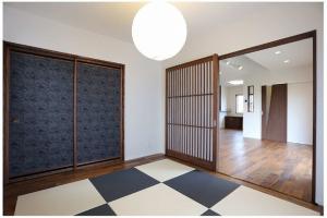 ホワイト×ブラックの畳と格子戸、
モダンな襖がアクセント。
リビングとの繋がりを感じながら
過ごせる、寛ぎの和空間。