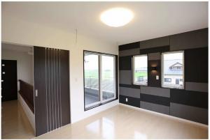 クロスを細かく丁寧に貼り分け、
デザイン性にこだわった主寝室。
シックで大人な空間。