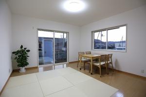 眠るときはベットがいいけれど、寛ぐときは足を伸ばして横になりたい。
そんな願いを叶えた、おじいちゃん・おばあちゃんのお部屋。