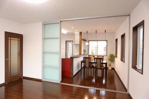 ほんのりとシルエットが浮かび上がる　スクリーンパーティション。
リビングとダイニングを柔らかく仕切ります。