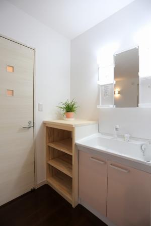 ２階のお掃除の際や、朝の支度で家族が集中する時間に活躍間違いなし!!
“あって良かった”と思える、便利な　２階の洗面台。