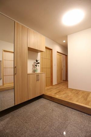 大切な家族やお客様を
お迎えする玄関だから、いつもきれいに整理しておきたい。
ゆったりスペースの玄関ホール。