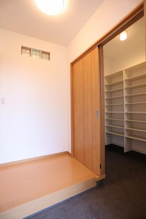 収納力たっぷりの玄関収納。
乱雑になりがちな玄関をすっきり整頓。
レジャー用品などを仕舞っておける、
広い空間が魅力です。