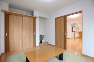 特殊な加工をした和紙の畳は、色あせが少なく、丈夫で長持ち。
ダニやカビが発生を抑え、健康にも配慮されています。