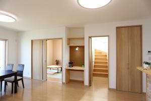 床材は、擦り傷･ヘコみ傷に強く、傷が付きにくく落ちやすい高性能フロアー。
ワックス掛け不要の優れもの。