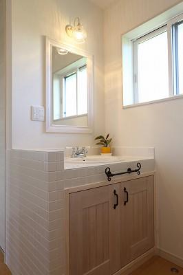 白いタイルとアイアンのタオル掛け。
間違いない可愛さにうっとりの手作り洗面台。