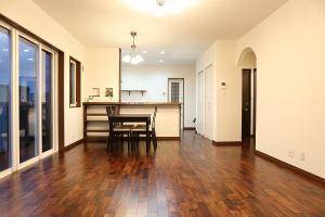 深みのある色合いを持ち、強度・耐久性ともに優れたアカシア無垢フロアー。
艶もあり、重厚で高級感が際立ちます。