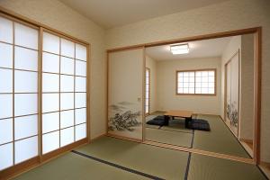 二間続きの和室は、落ち着いた空間。
仕切りの襖を外せば、大広間に変身。
