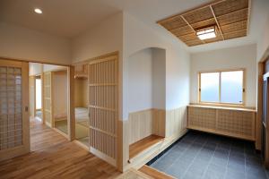 匠の技が光る、おもてなしの玄関。
ふんわり香る木の匂いが、訪れる人を
和ませてくれます。