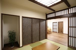 リビングに隣接する和室、普段使いはオープンに。
間仕切り戸を引き出せば、赴きある個室に早変わり。